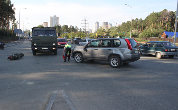 В Екатеринбурге пятнадцатилетний водитель мопеда влетел во внедорожник - Фото 2