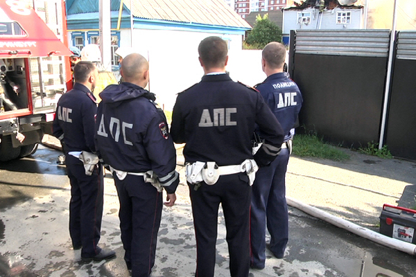 Инспекторы ДПС спасли из огня четырех человек - Фото 6