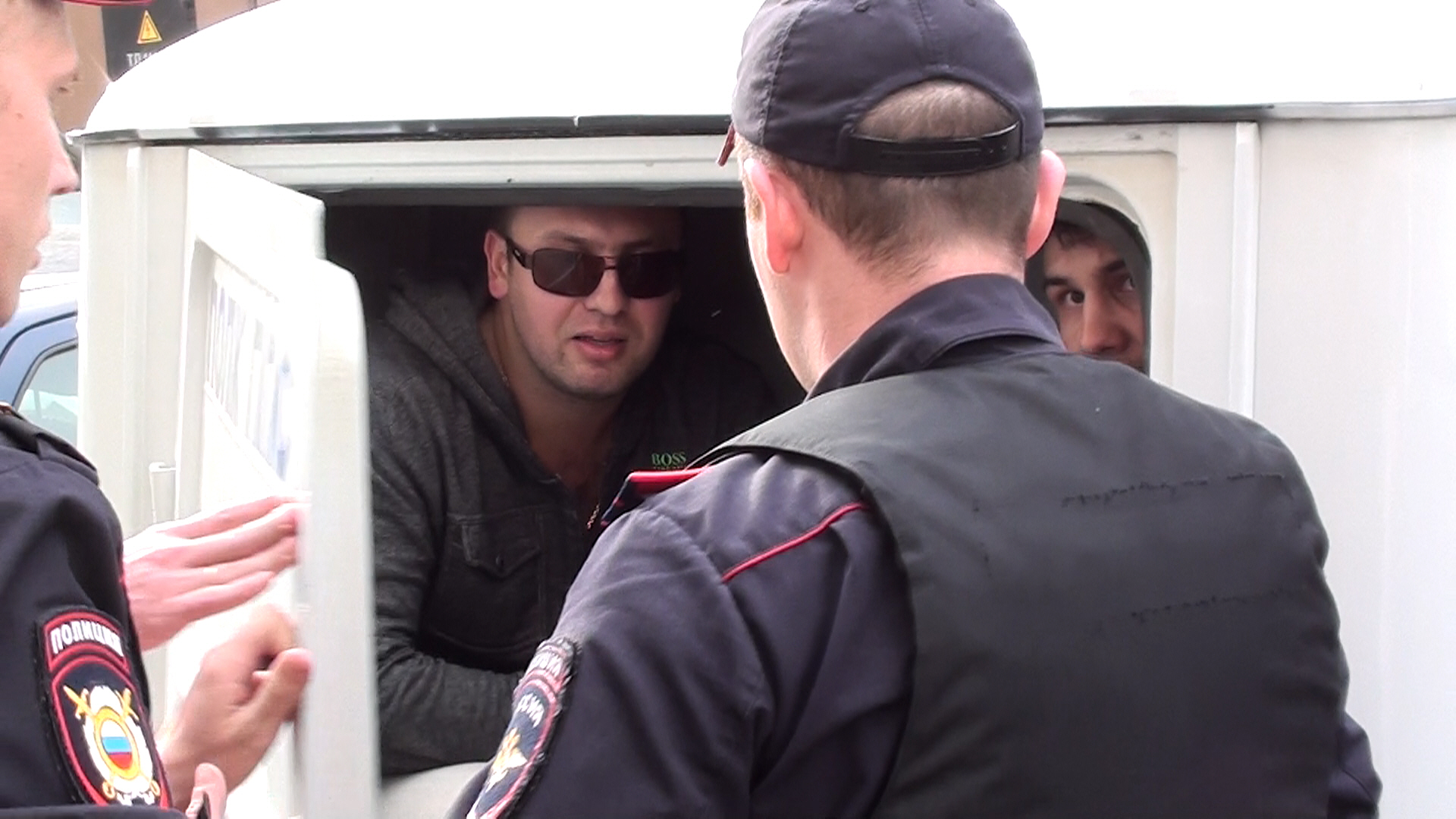 Владелец массажного салона, где полицейские выявили проституток, пытался отстоять свое заведение кулаками - Фото 4