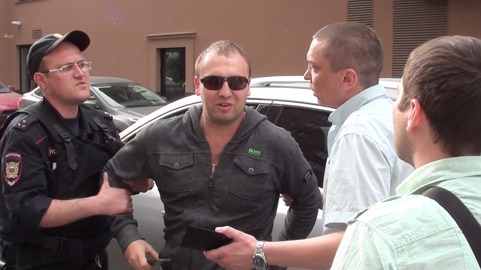 Владелец массажного салона, где полицейские выявили проституток, пытался отстоять свое заведение кулаками - Фото 6