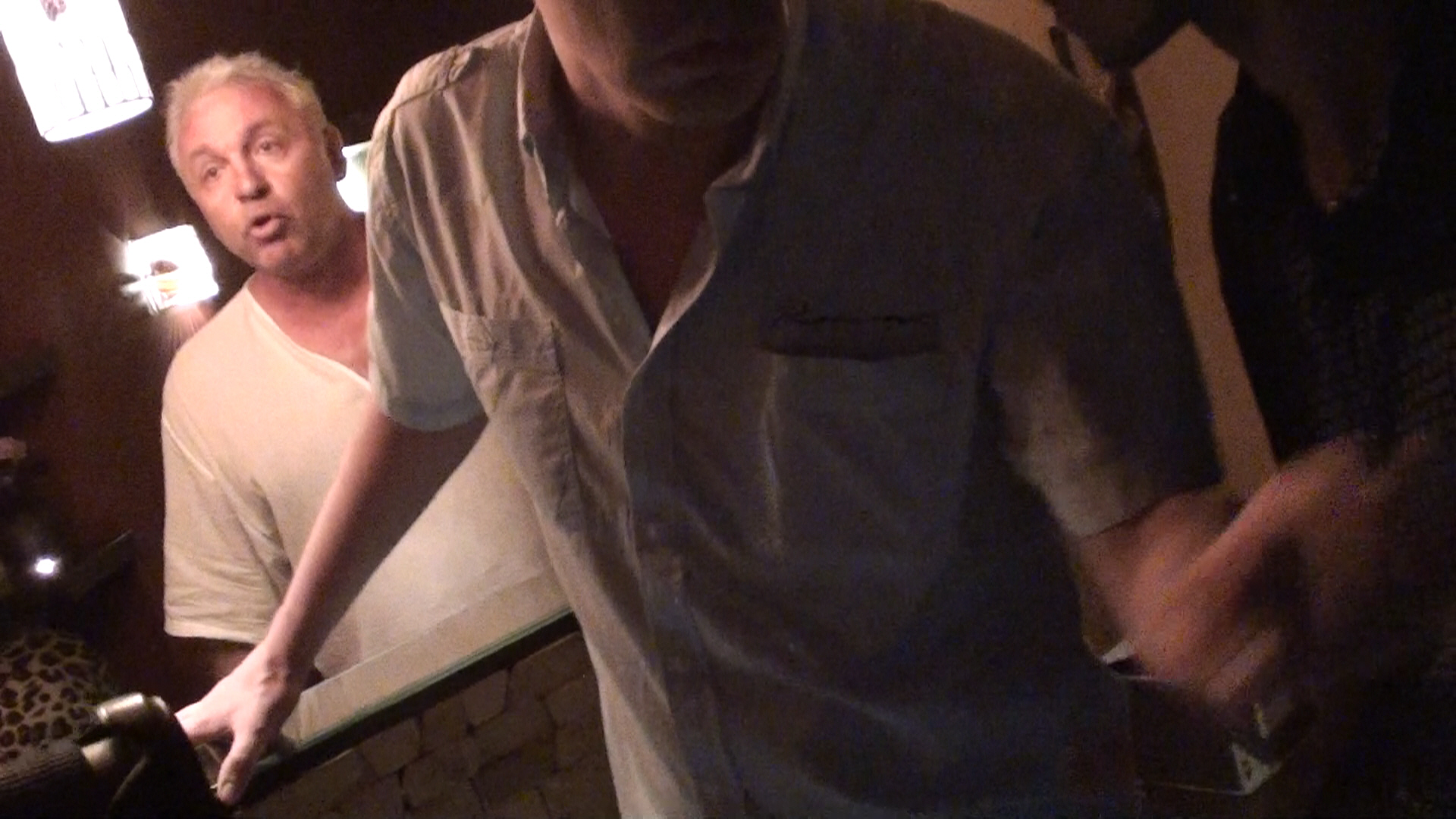 Владелец массажного салона, где полицейские выявили проституток, пытался отстоять свое заведение кулаками - Фото 5