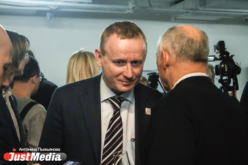 «Когда нет войны, политики сидят и щелкают зубами». Что свердловские чиновники, депутаты и бизнесмены обсуждали в кулуарах Ельцин Центра. ФОТО - Фото 7