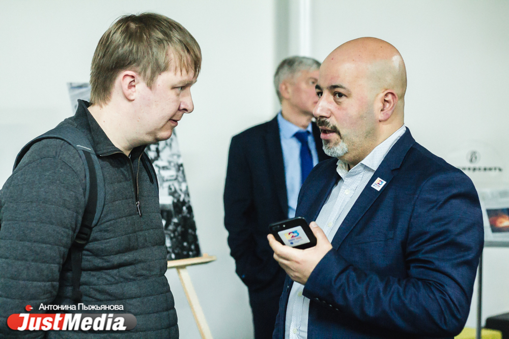 «Когда нет войны, политики сидят и щелкают зубами». Что свердловские чиновники, депутаты и бизнесмены обсуждали в кулуарах Ельцин Центра. ФОТО - Фото 6