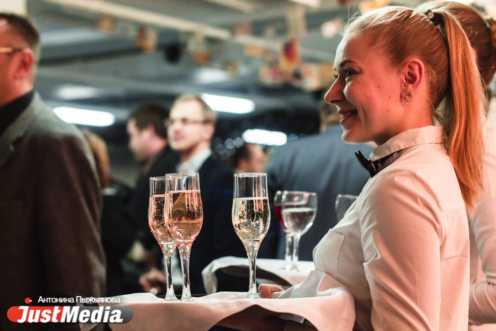 «Когда нет войны, политики сидят и щелкают зубами». Что свердловские чиновники, депутаты и бизнесмены обсуждали в кулуарах Ельцин Центра. ФОТО - Фото 13