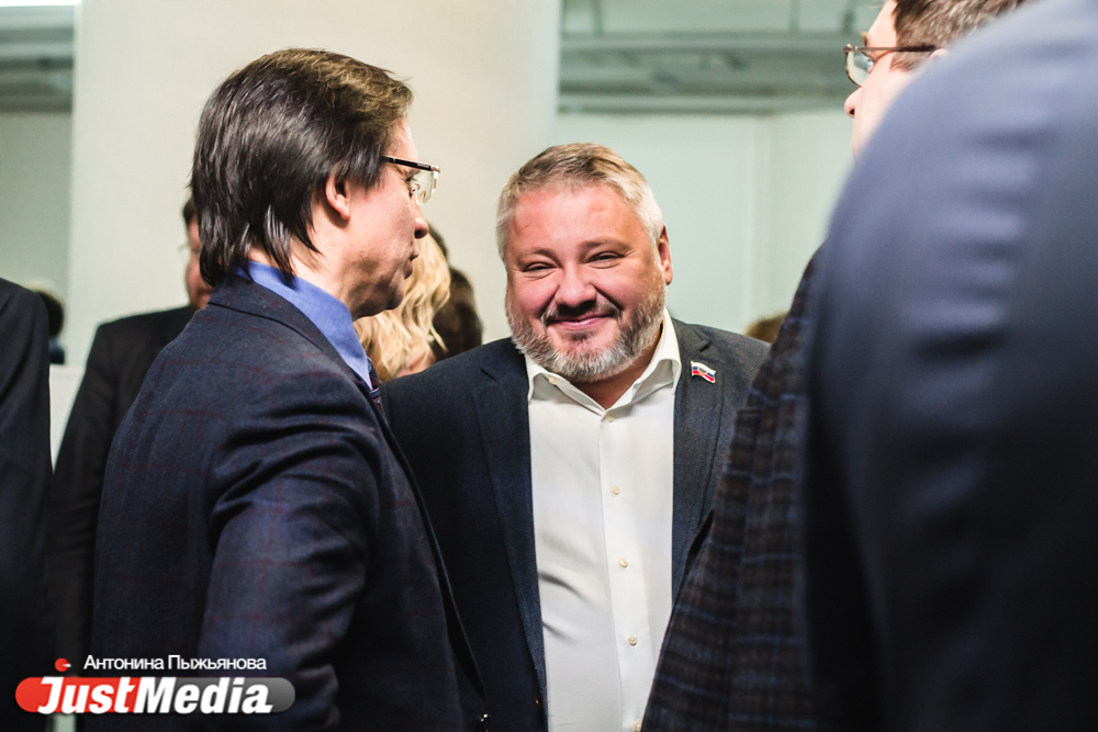 «Когда нет войны, политики сидят и щелкают зубами». Что свердловские чиновники, депутаты и бизнесмены обсуждали в кулуарах Ельцин Центра. ФОТО - Фото 12