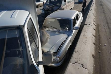 На Новокольцовской дороге столкнулись четыре машины. Пострадали четыре человека, в том числе курсант автошколы - Фото 2