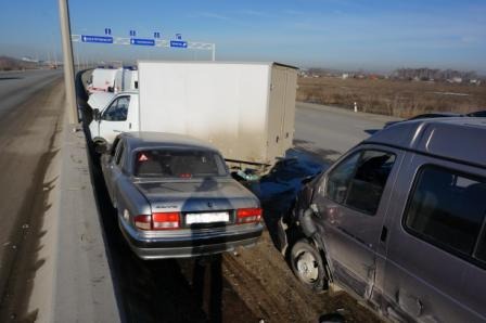 На Новокольцовской дороге столкнулись четыре машины. Пострадали четыре человека, в том числе курсант автошколы - Фото 3