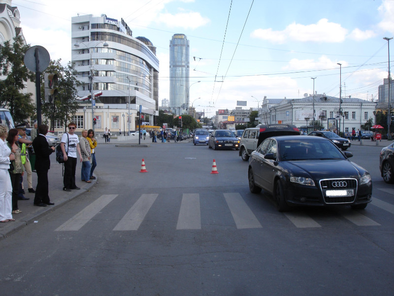 В Екатеринбурге «лихачка» сбила маму с ребенком, переходивших дорогу на зеленый - Фото 2