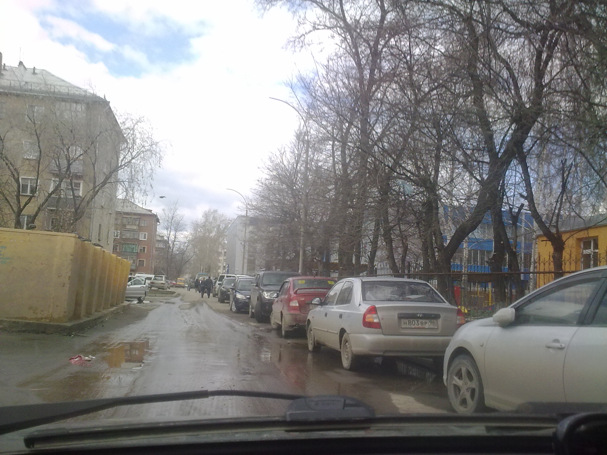 Жителям нескольких дворов на Уралмаше «Свидетели Иеговы» по выходным мешают спать и парковаться - Фото 2