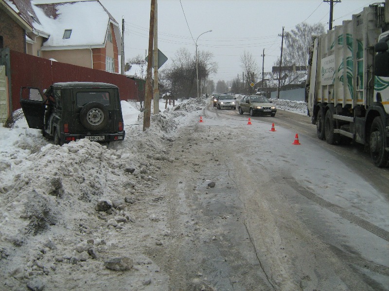 В Екатеринбурге УАЗ врезался в столб освещения. Погиб водитель - Фото 2