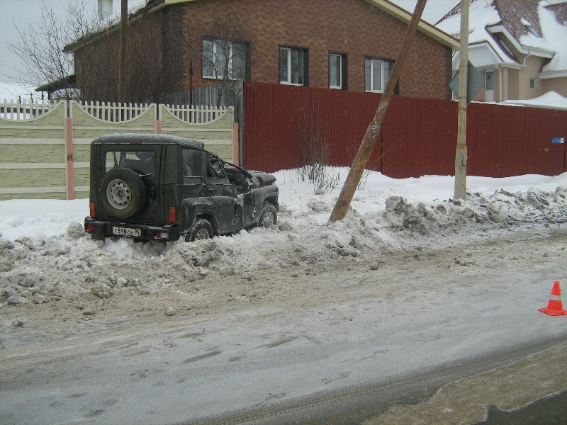 В Екатеринбурге УАЗ врезался в столб освещения. Погиб водитель - Фото 4