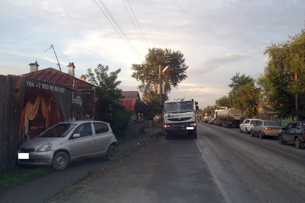 Грузовик сбил на тротуаре трех пешеходов. Погибла женщина, два человека, в том числе грудной ребенок, госпитализированы - Фото 2