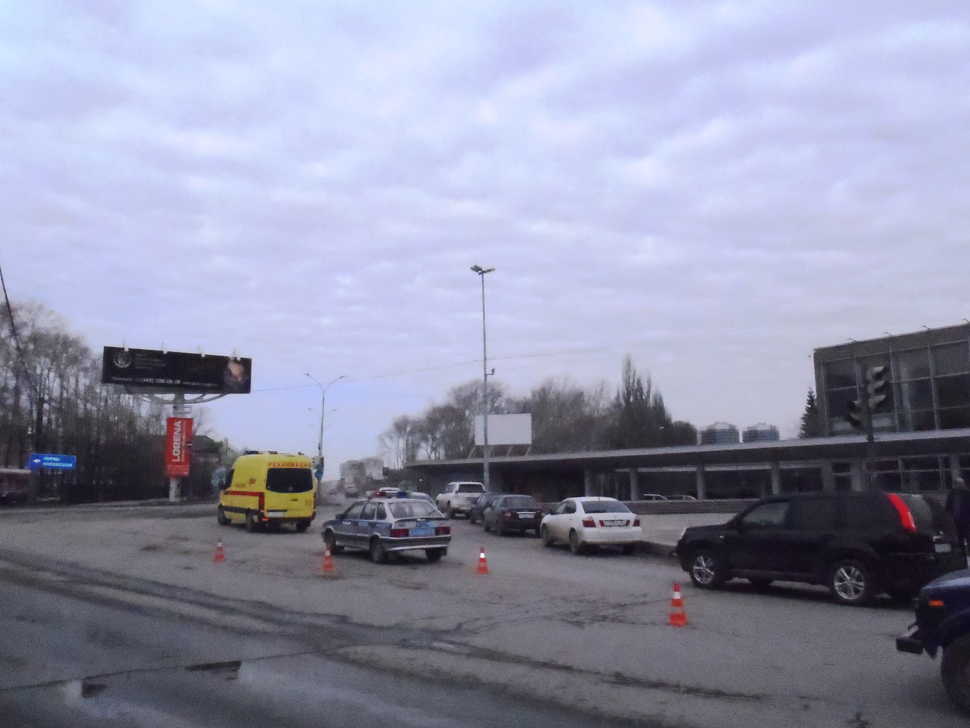 В Екатеринбурге бесправный мотоциклист на новеньком байке, убегая от полицейских, сбил пожилую женщину - Фото 2