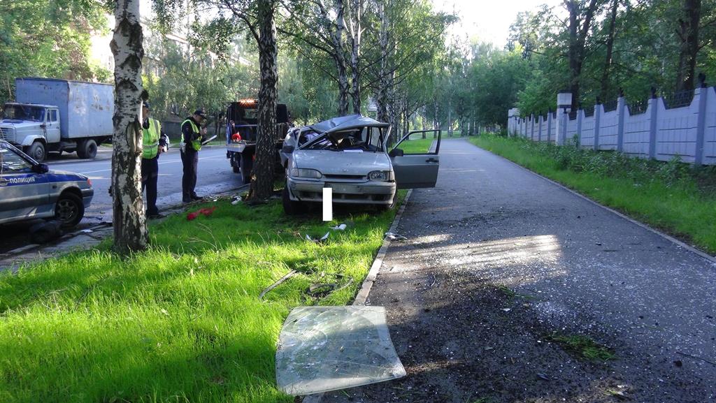 В Екатеринбурге «четырнадцатую» намотало на дерево. Один из пострадавших в шоковом состоянии - Фото 3