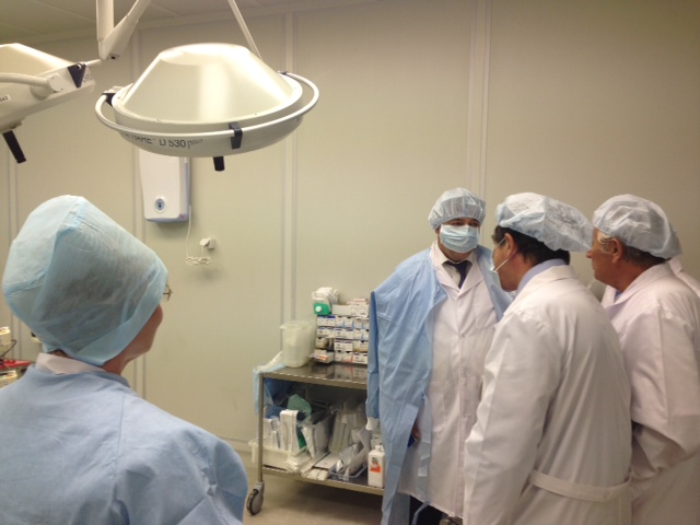 Губернатор меняет профессию. Евгений Куйвашев провел первую в своей жизни хирургическую операцию. ФОТО - Фото 5