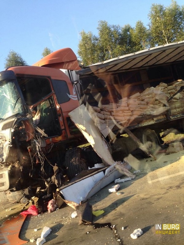 На трассе Пермь-Екатеринбург водитель фуры решил снять очки во время обгона и врезался в КамАЗ и автоцистерну - Фото 2