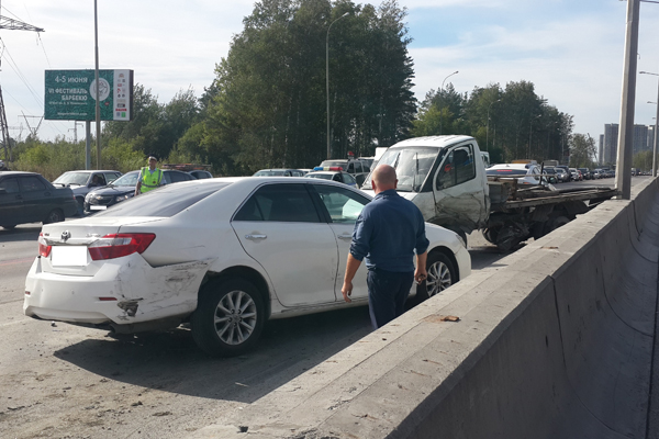 На Кольцовском тракте из-за ДТП машины встали в пятикилометровую пробку - Фото 3