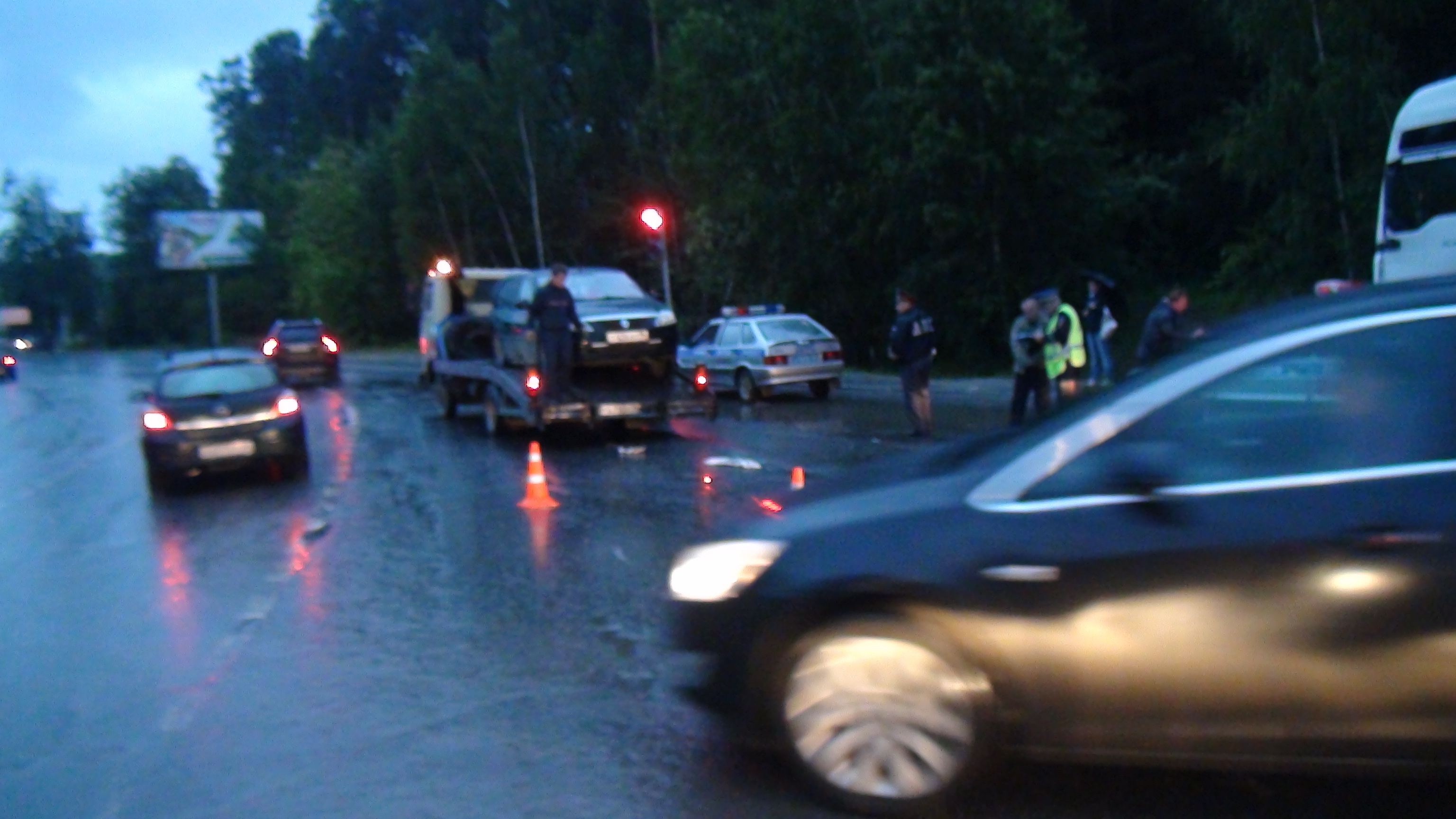 В Екатеринбурге водитель грузовика протаранил легковушку с семьей из трех человек - Фото 3