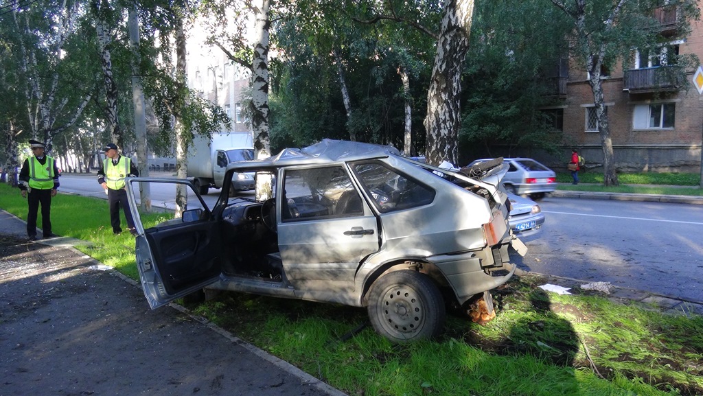 В Екатеринбурге «четырнадцатую» намотало на дерево. Один из пострадавших в шоковом состоянии - Фото 2