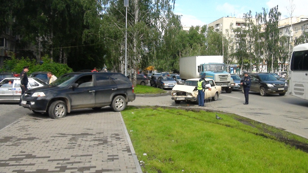 В Екатеринбурге две машины не поделили дорогу. Одну из них отбросило на пожилого пешехода - Фото 2