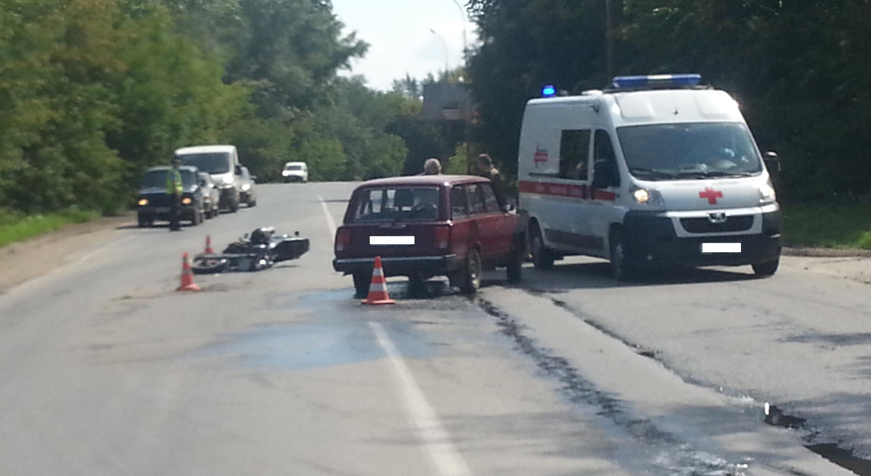 На Сибирском тракте мотоциклист столкнулся с ВАЗом. На месте работают МЧС, полиция и медики - Фото 2