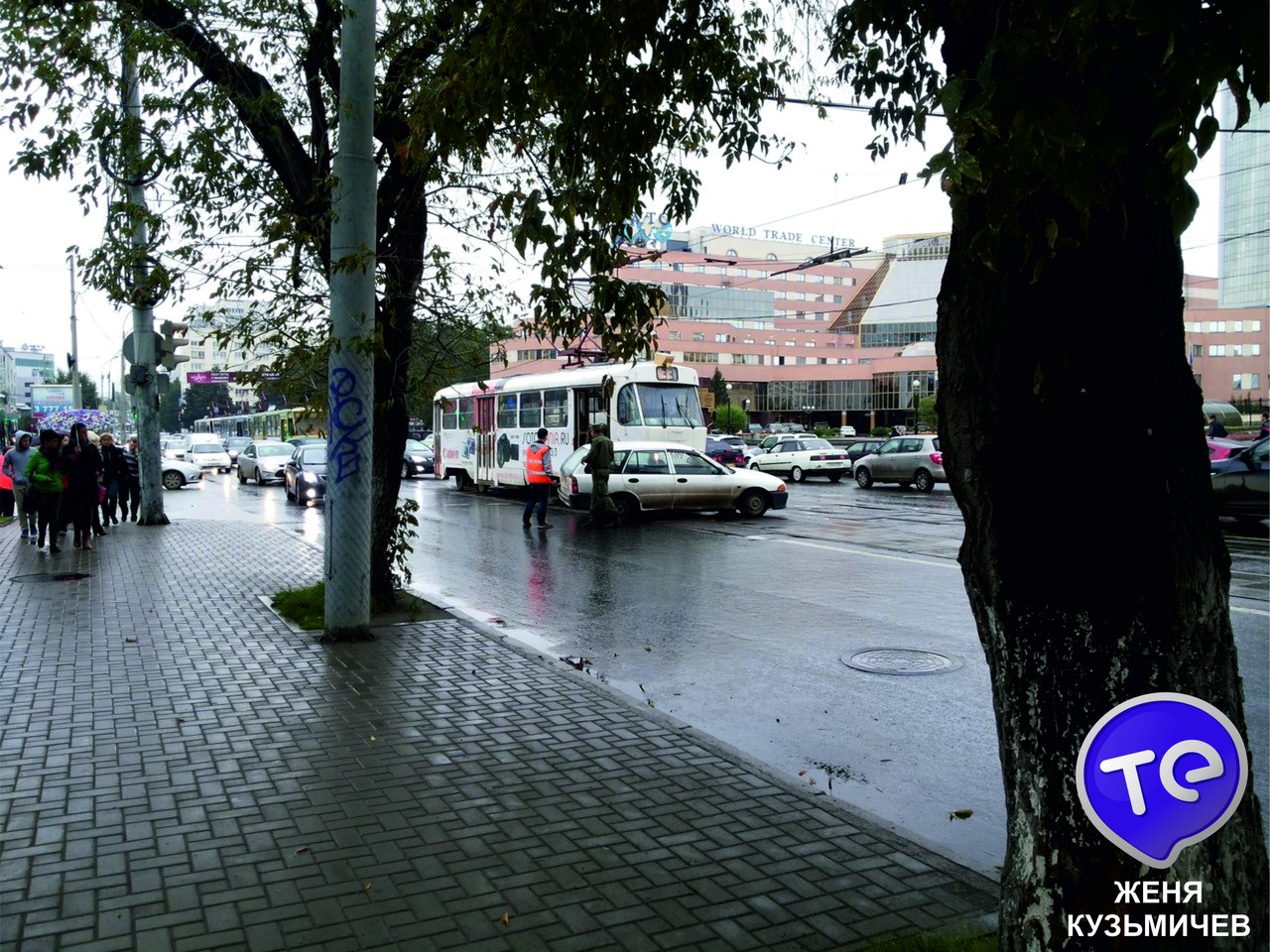 В центре Екатеринбурга легковушка из Томска врезалась в трамвай. ФОТО - Фото 3
