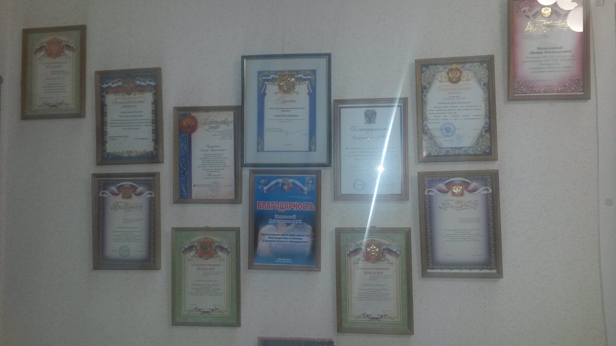 Дартс, биография деда, плакаты из Вьетнама и пожелание от «Песняров». Областные депутаты рассказали, чем украшают стены своих кабинетов. ФОТО - Фото 6