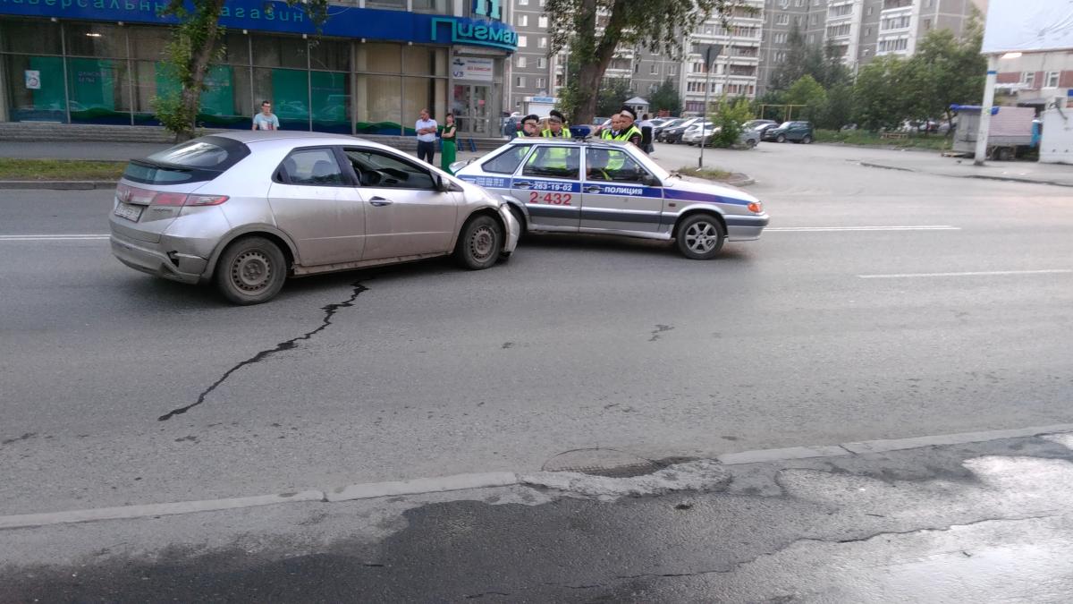 В Екатеринбурге бесправный водитель иномарки влетел в стоящую патрульную машину - Фото 2