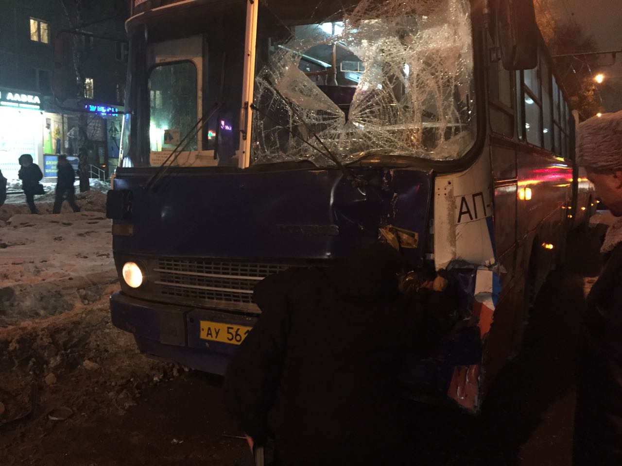 В Екатеринбурге у ТЦ «КИТ» в лобовом столкновении двух автобусов пострадали 11 человек - Фото 3
