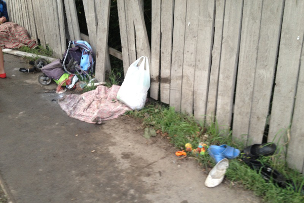 Грузовик сбил на тротуаре трех пешеходов. Погибла женщина, два человека, в том числе грудной ребенок, госпитализированы - Фото 4