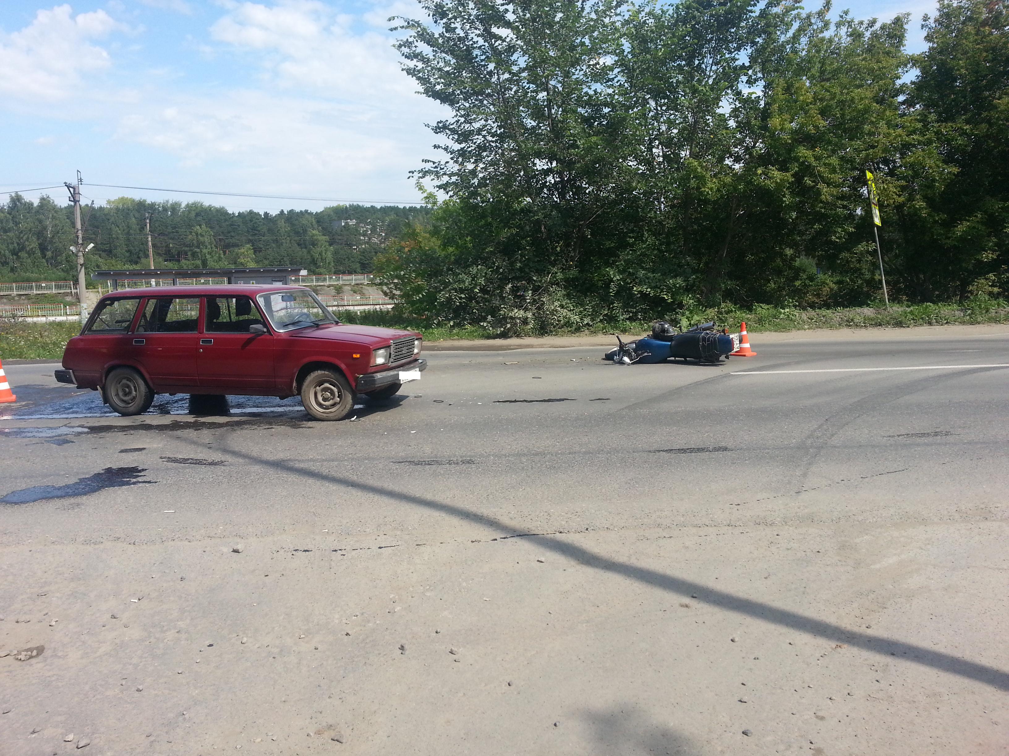 На Сибирском тракте мотоциклист столкнулся с ВАЗом. На месте работают МЧС, полиция и медики - Фото 3