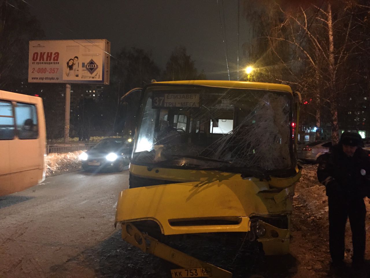 В Екатеринбурге у ТЦ «КИТ» в лобовом столкновении двух автобусов пострадали 11 человек - Фото 2