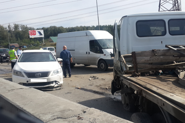 На Кольцовском тракте из-за ДТП машины встали в пятикилометровую пробку - Фото 5