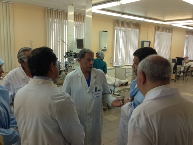 Губернатор меняет профессию. Евгений Куйвашев провел первую в своей жизни хирургическую операцию. ФОТО - Фото 6