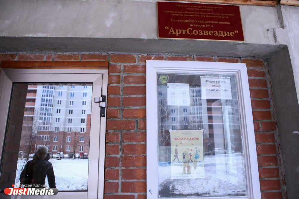 «Вы на социальную жилку-то не давите». Екатеринбургская УК забаррикадировала ворота детской школы искусств - Фото 6