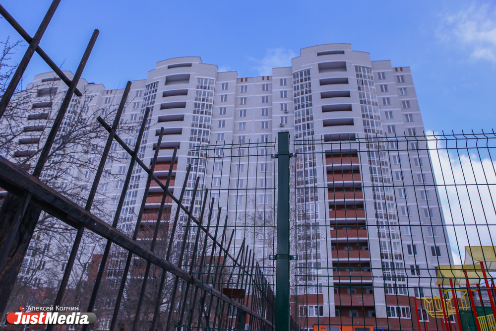 «Вы на социальную жилку-то не давите». Екатеринбургская УК забаррикадировала ворота детской школы искусств - Фото 7