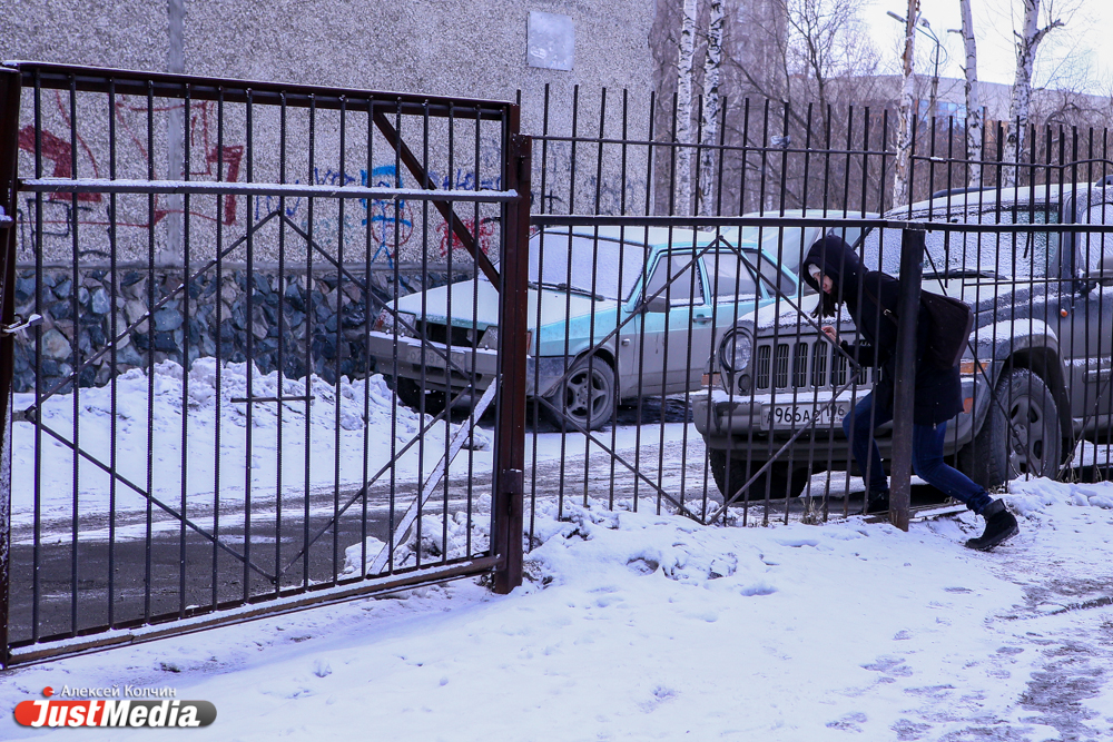 «Вы на социальную жилку-то не давите». Екатеринбургская УК забаррикадировала ворота детской школы искусств - Фото 2
