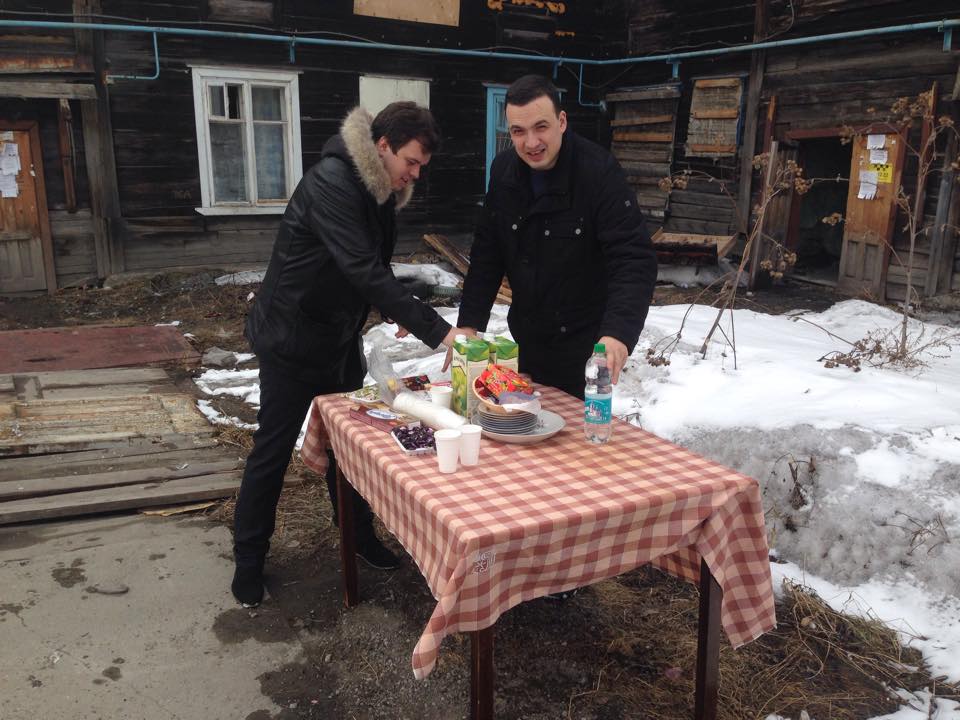 Депутат Ионин решил пристыдить свердловских чиновников и справил новоселье в серовском бараке - Фото 7