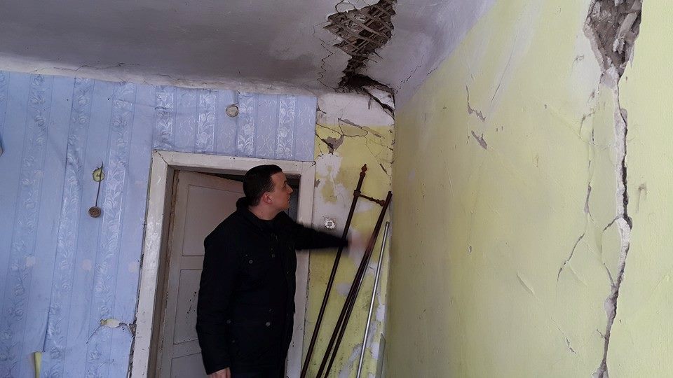 Депутат Ионин решил пристыдить свердловских чиновников и справил новоселье в серовском бараке - Фото 2