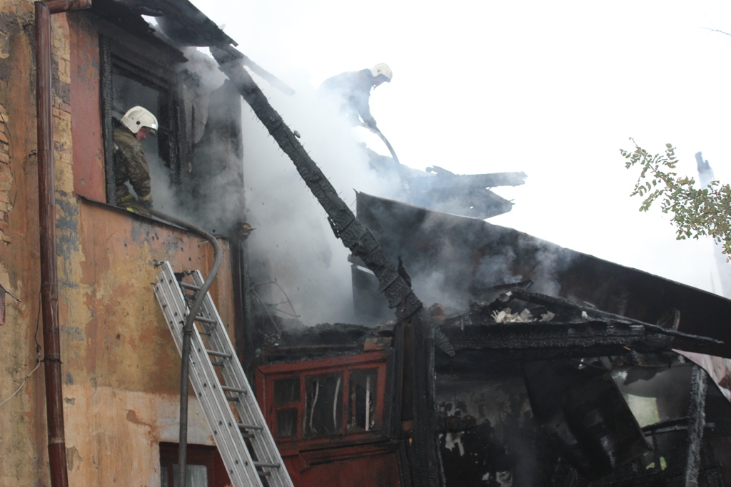 В Екатеринбурге сгорел  барак. Пострадавших нет - Фото 4