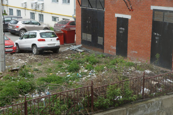 Жители дома в центре Екатеринбурга утопают в мусоре. УК, минобр и коммерсанты не могут поделить ответственность за уборку двора - Фото 5