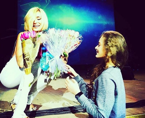 Екатеринбуржец подарил Полине Гагариной портрет из фотографий певицы - Фото 3