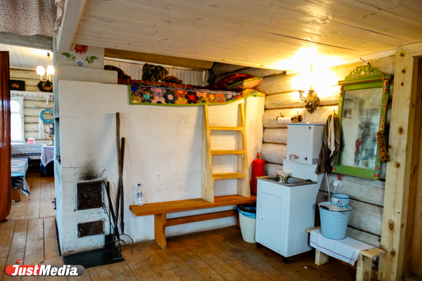 Избушка Бабы-Яги, дом крестьянина и старинная русская печь. На Урале продолжается строительство парка по сказам Бажова - Фото 11