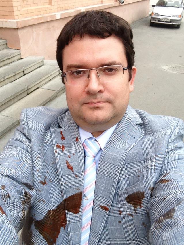 Красный пиар. Кандидата в депутаты гордумы Александра Предеина обстреляли кетчупом - Фото 2
