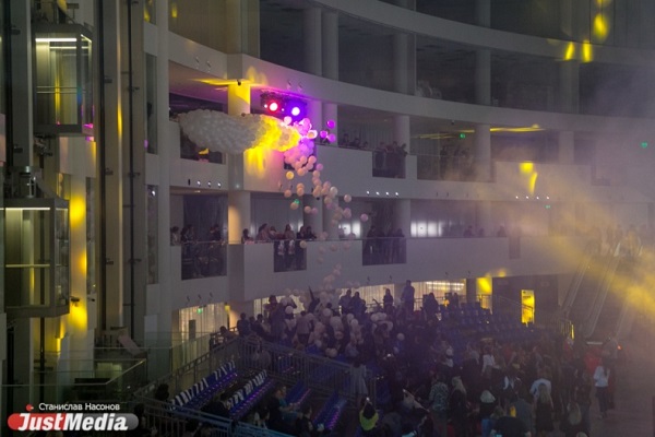 Отсутствие красной дорожки и пиво в пластиковых стаканчиках. «Ночь пожирателей рекламы» прошла без гламура и пафоса. ФОТО - Фото 3