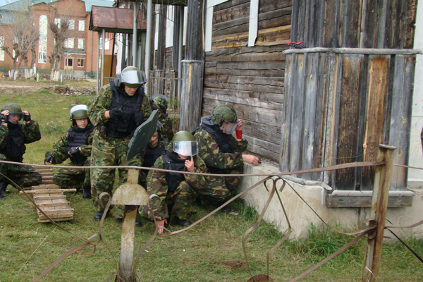В Тавде сотрудники исправительных колоний учились освобождать заложников - Фото 3