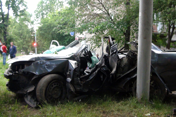 На улице Краснофлотцев иномарка врезалась в столб освещения - Фото 2