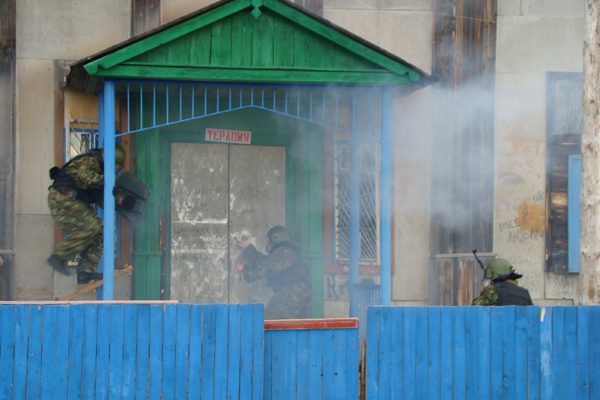 В Тавде сотрудники исправительных колоний учились освобождать заложников - Фото 4