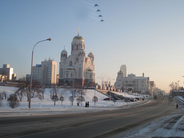 Город вздрогнул! Екатеринбуржцы встретили утро четверга под шум истребителя - Фото 3