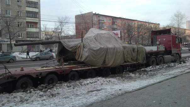 Истребитель в небе, танк на ЕКАДе! События на Украине заставили екатеринбуржцев по-новому взглянуть на пребывание в городе военной техники - Фото 3